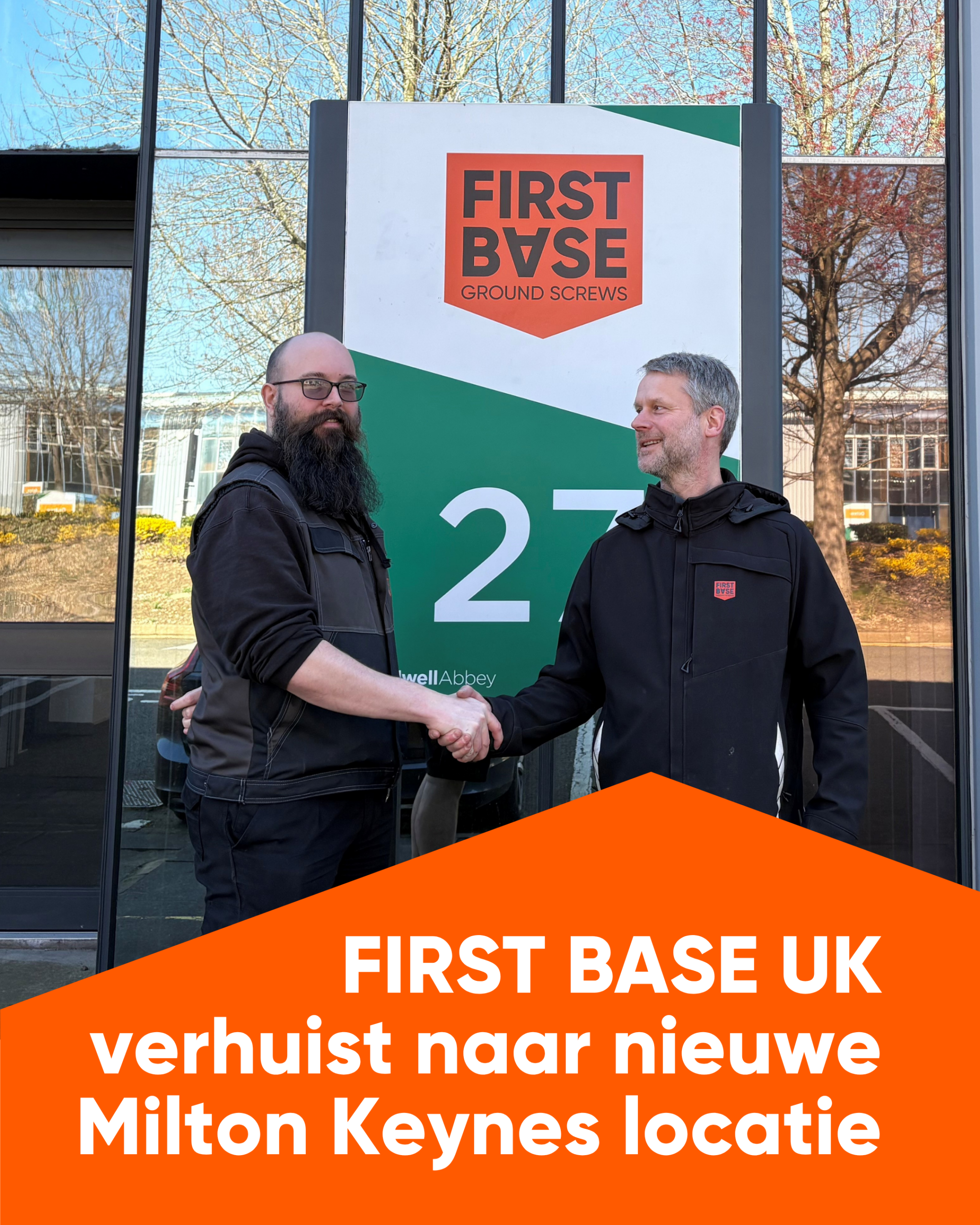 Sam Dexter en Joris Bullens schudden elkaar de hand voor de vestiging in Milton Keynes